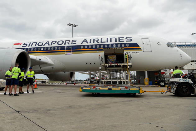 AUSTRALIA PFIZER VACCINE ARRIVAL, The first Australian shipment of Pfizer COVID-19 vaccines is unloaded from a Singapore Airlines plane at Sydney International Airport on Monday, February 15, 2021. More than 142,000 doses of the Pfizer BioNTech COVID-19 vaccine have arrived at Sydney airport in Australia?s response to the pandemic. This is the first shipment of 20 million doses of the Pfizer vaccine the Government has secured as part of Australia?s COVID-19 Vaccine and Treatment Strategy. ( NO ARCHIVING, EDITORIAL USE ONLY, NO USE IN BOOKS WITHOUT CONSENT SYDNEY NSW AUSTRALIA  Copyright: xBIANCAxDExMARCHIx 20210215001520718497