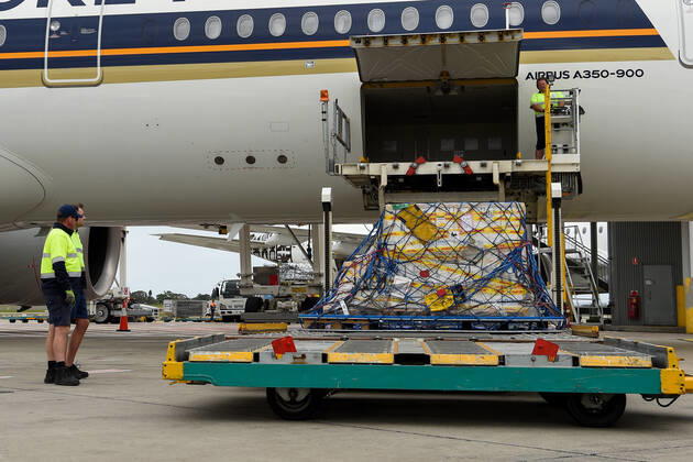 AUSTRALIA PFIZER VACCINE ARRIVAL, The first Australian shipment of Pfizer COVID-19 vaccines is unloaded from a Singapore Airlines plane at Sydney International Airport on Monday, February 15, 2021. More than 142,000 doses of the Pfizer BioNTech COVID-19 vaccine have arrived at Sydney airport in Australia?s response to the pandemic. This is the first shipment of 20 million doses of the Pfizer vaccine the Government has secured as part of Australia?s COVID-19 Vaccine and Treatment Strategy. ( NO ARCHIVING, EDITORIAL USE ONLY, NO USE IN BOOKS WITHOUT CONSENT SYDNEY NSW AUSTRALIA  Copyright: xBIANCAxDExMARCHIx 20210215001520718459