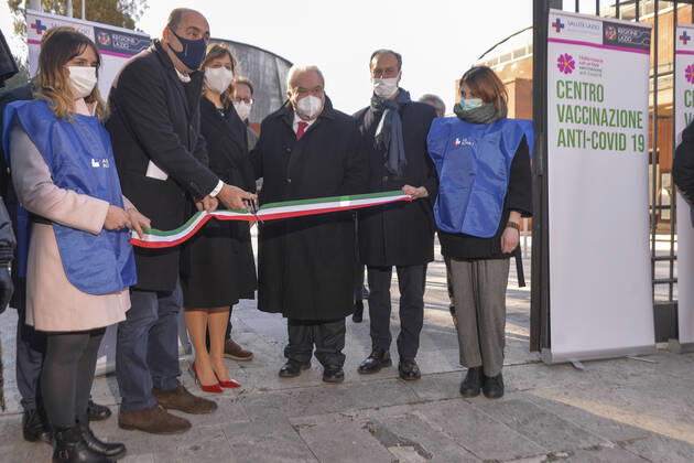 Coronavirus in Italien, Impfzentrum in Rom Inauguration of the anti Covid vaccine center - 19 of the ASL RM2 at the Auditorium Parco della Musica in the photo the ribbon cutting with Nicola Zingaretti Michele DallÃ¢ â‚¬ â ¢ Ongaro and the General Director of the ASL Roma 1 Angelo Tanese Editorial Usage Only  Copyright: xSTEFANOxCAROFEIx xIPAx
