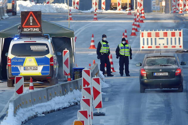 German police officers checks people at the Pomezi nad Ohri-Schirndingborder border crossing at the Czech-German border in Pomezi nad Ohri, Czech Republic, on February 14, 2021. Entry into Germany is only allowed with a current negative coronavirus test. (CTKxPhoto SlavomirxKubes) CTKPhotoP202102140205101  KBS_02