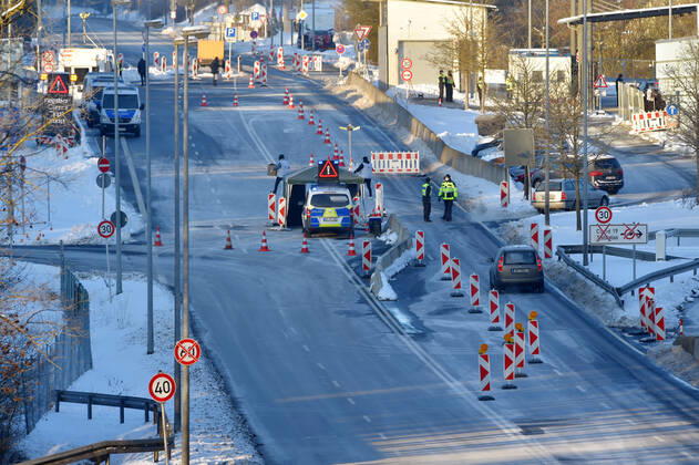 German police officers checks people at the Pomezi nad Ohri-Schirndingborder border crossing at the Czech-German border in Pomezi nad Ohri, Czech Republic, on February 14, 2021. Entry into Germany is only allowed with a current negative coronavirus test. (CTKxPhoto SlavomirxKubes) CTKPhotoP202102140205301  KBS_01