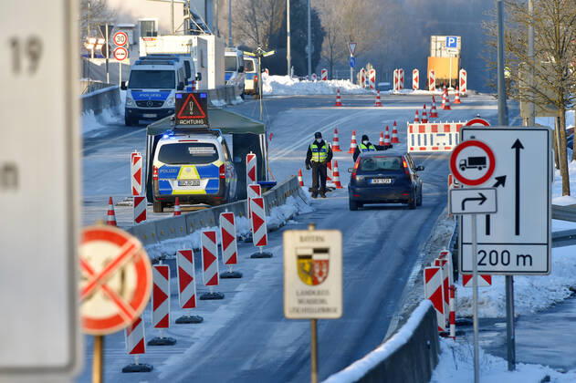 German police officers checks people at the Pomezi nad Ohri-Schirndingborder border crossing at the Czech-German border in Pomezi nad Ohri, Czech Republic, on February 14, 2021. Entry into Germany is only allowed with a current negative coronavirus test. (CTKxPhoto SlavomirxKubes) CTKPhotoP202102140205601  KBS_03