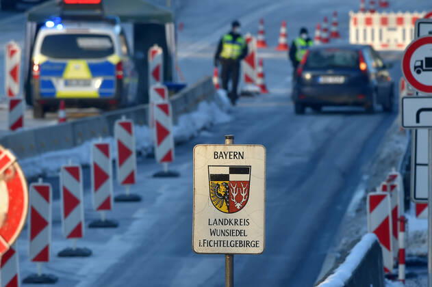 German police officers checks people at the Pomezi nad Ohri-Schirndingborder border crossing at the Czech-German border in Pomezi nad Ohri, Czech Republic, on February 14, 2021. Entry into Germany is only allowed with a current negative coronavirus test. (CTKxPhoto SlavomirxKubes) CTKPhotoP202102140206001  KBS_04