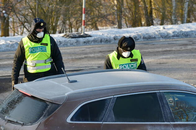 German police officers checks people at the Pomezi nad Ohri-Schirndingborder border crossing at the Czech-German border in Pomezi nad Ohri, Czech Republic, on February 14, 2021. Entry into Germany is only allowed with a current negative coronavirus test. (CTKxPhoto SlavomirxKubes) CTKPhotoP202102140215401  KBS_08