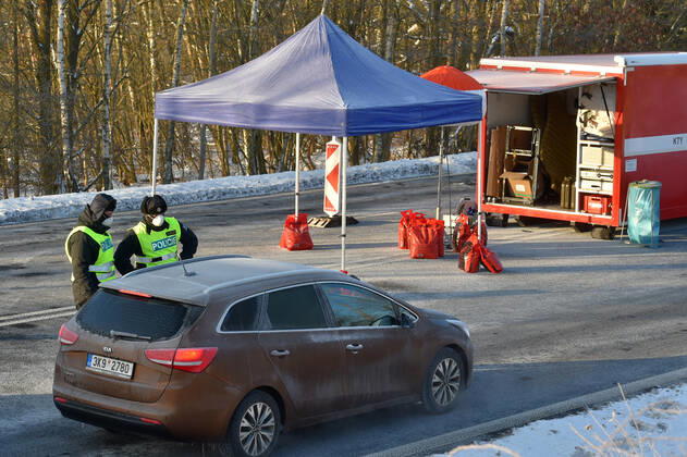 German police officers checks people at the Pomezi nad Ohri-Schirndingborder border crossing at the Czech-German border in Pomezi nad Ohri, Czech Republic, on February 14, 2021. Entry into Germany is only allowed with a current negative coronavirus test. (CTKxPhoto SlavomirxKubes) CTKPhotoP202102140221301  KBS_09k