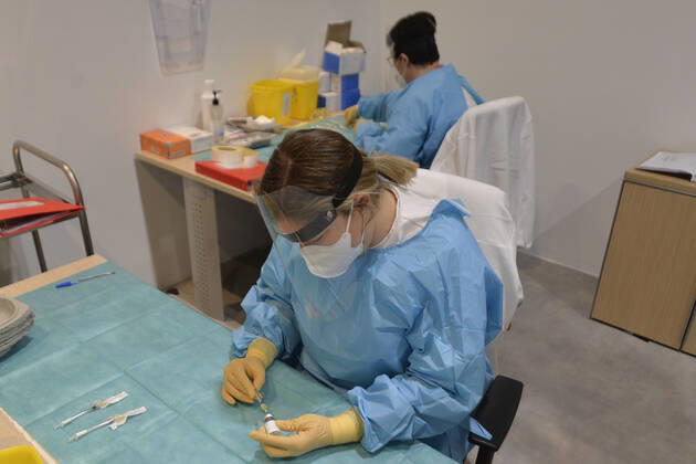 Coronavirus in Italien, Impfzentrum in Rom Inauguration of the anti Covid vaccine center - 19 of the ASL RM2 at the Auditorium Parco della Musica in the photo the administration of the Moderna vaccine to the over 80s Editorial Usage Only  Copyright: xSTEFANOxCAROFEIx xIPAx