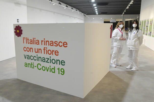 Coronavirus in Italien, Impfzentrum in Rom Inauguration of the anti Covid vaccine center - 19 of the ASL RM2 at the Auditorium Parco della Musica in the photo the administration of the Moderna vaccine to the over 80s Editorial Usage Only  Copyright: xSTEFANOxCAROFEIx xIPAx