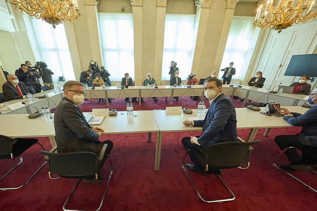 - Wien 15.02.2021 - Coronavirus-Krise - Heute am Vormittag fand im Bundeskanzleramt ein weiteres Treffen der Bundesregierung mit Experten zur anhaltenden Coronaviruskrise statt. PHOTO: Bundeskanzler Sebastian Kurz (R ÖVP), und Gesundheitsminister Rudolf Anschober (L Grüne) kurz vor Beginn des Gesprächs mit den Experten. Vienna (Austria) - Coronavirus crises - This morning, another meeting of the federal government with experts on the ongoing coronavirus crisis took place in the Federal Chancellery. Beratungen Regierung und Experten zur Coronakrise