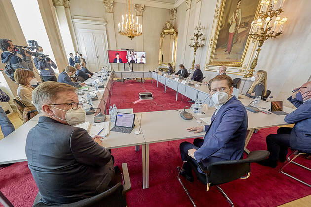 - Wien 15.02.2021 - Coronavirus-Krise - Heute zu Mittag fand im Bundeskanzleramt ein weiteres Treffen der Bundesregierung mit Experten zur anhaltenden Coronaviruskrise statt. Zugeschaltet zu einer Videokonferenz wurden die Oppositionsparteien PHOTO: Bundeskanzler Sebastian Kurz (ÖVP) Gesundheitsminister Rudolf Anschober (L Grüne) und im Hintergrund SPÖ-Chefin Pamela Rendi-Wagner am Bildschirm. Vienna (Austria) - Coronavirus crises - This morning, another meeting of the federal government with experts on the ongoing coronavirus crisis took place in the Federal Chancellery. Beratungen Regierung, Opposition und Experten zur Coronakrise
