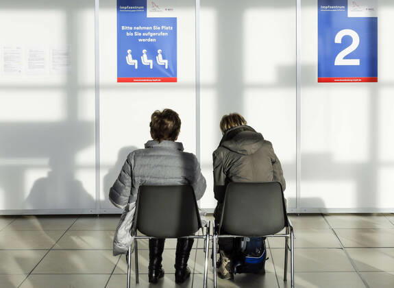 Impfzentrum Schoenefeld Schoenefeld, DEU, 15.02.2021 - Impflinge im Warteraum des Impfzentrums im Terminal 5 des BER Flughafens. Schoenefeld Brandenburg Deutschland