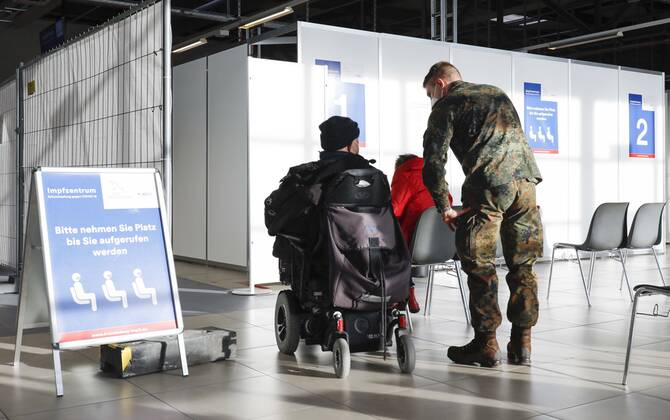 Impfzentrum Schoenefeld Schoenefeld, DEU, 15.02.2021 - Impflinge und ein Soldat der Bundeswehr im Impfzentrums im Terminal 5 des BER Flughafens. Schoenefeld Brandenburg Deutschland