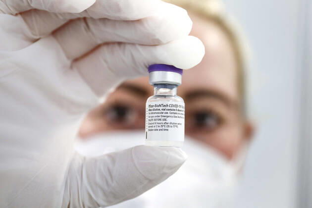 Impfzentrum Schoenefeld Schoenefeld, DEU, 15.02.2021 - Impfampullen mit dem Covid19 Biontech Pfizer Impfstoff im Impfzentrums im Terminal 5 des BER Flughafens. Schoenefeld Brandenburg Deutschland