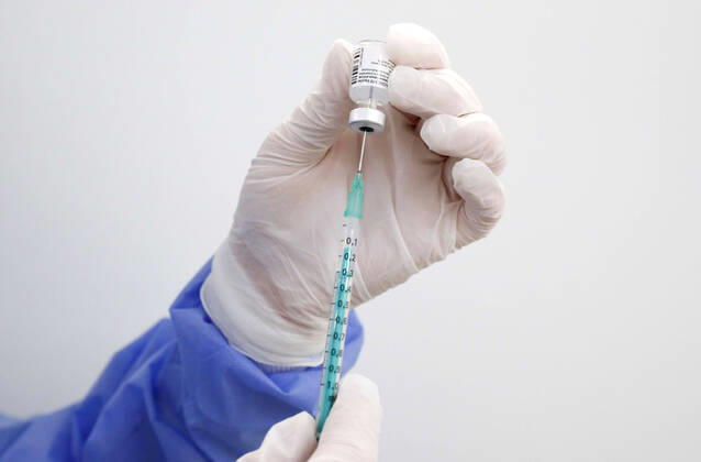 Impfzentrum Schoenefeld Schoenefeld, DEU, 15.02.2021 - Spritze wird mit dem Covid19 Biontech Pfizer Impfstoff befuellt, im Impfzentrums am Terminal 5 des BER Flughafens. Schoenefeld Brandenburg Deutschland