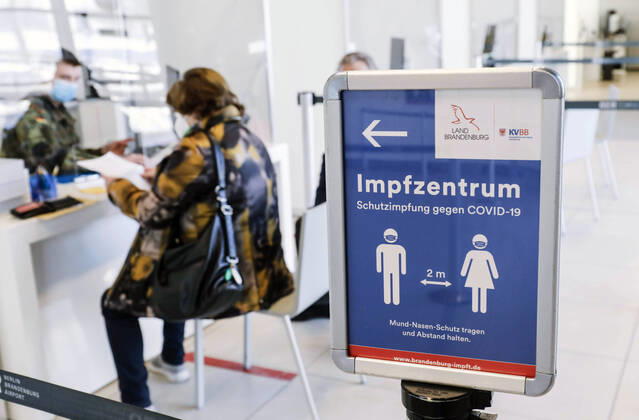 News Themen der Woche KW07 News Bilder des Tages Impfzentrum Schoenefeld Schoenefeld, DEU, 15.02.2021 - Impfzentrums im Terminal 5 des BER Flughafens. Schoenefeld Brandenburg Deutschland
