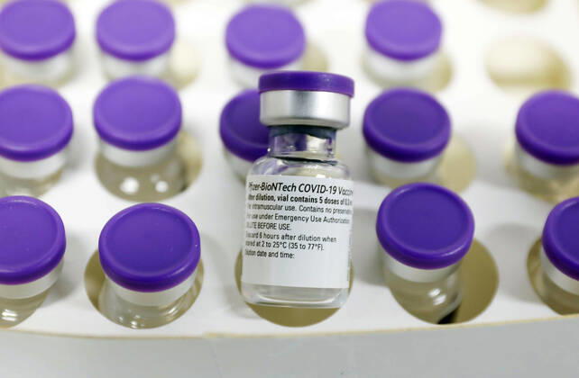 Impfzentrum Schoenefeld Schoenefeld, DEU, 15.02.2021 - Impfampullen mit dem Covid19 Biontech Pfizer Impfstoff im Impfzentrums im Terminal 5 des BER Flughafens. Schoenefeld Brandenburg Deutschland