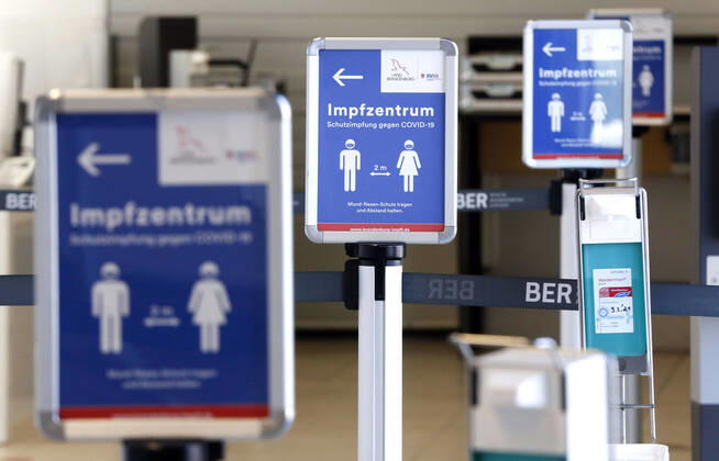Impfzentrum Schoenefeld Schoenefeld, DEU, 15.02.2021 - Impfzentrums im Terminal 5 des BER Flughafens. Schoenefeld Brandenburg Deutschland