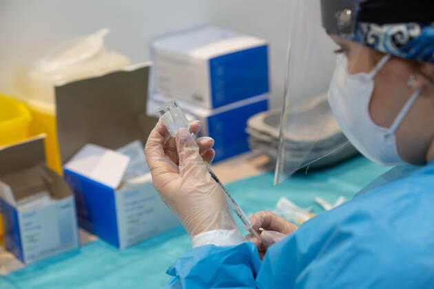 Italy: New area for anti-Covid vaccination in Rome A nurse prepares the doses of the Covid-19 vaccine in the new area dedicated to vaccinations in the Ennio Morricone Auditorium in Rome Rome Italy Copyright: MatteoxNardone