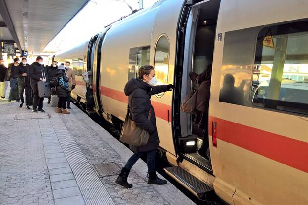 DB Deutsche Bahn, Ankunft Inter-City-Express (ICE) von Wien nach Hamburg mit Verspaetung. Am Bahnsteig sowie im gesamten Zug gilt Corona FFP2 Maskenpflight. FFP 2 Masken bzw Mund Nasen Schutz sind seit 23.01.2021 wegen Corona (Covid 19) Pflicht in Bayern