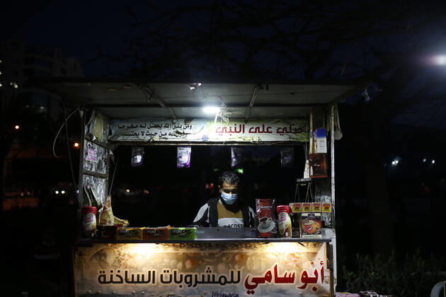 February 15, 2021, Gaza city, Gaza Strip, Palestinian Territory: A Palestinian vendor sells hot drinks, amid the spread of the Coronavirus pandemic, in Gaza City on February 15, 2021 Gaza city Palestinian Territory - ZUMAap3_ 20210215_zaf_ap3_147 Copyright: xOsamaxBabax