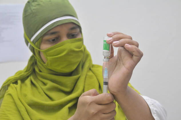 Coronavirus, Eindrücke aus Indien February 16, 2021: Medical staff prepares a syringe with a dose of the Oxford-Astrazeneca Covidshield vaccine by the Serum Institute of India at vaccination campaign at Dakhin Surma Upazila Health Complex, Vaccination Center , Dakhin Surma,Sylhet, Bangladesh - ZUMAr143 20210216_zap_r143_004 Copyright: xMdxRafayatxHaquexKhanx