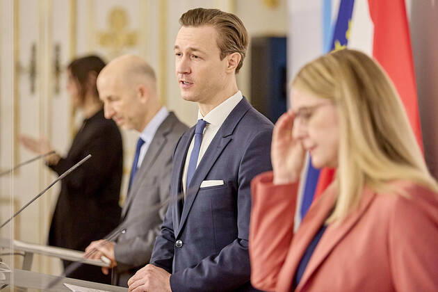 - Wien 16.02.2021 - Corona-Krise - Heute am Vormittag fand im Bundeskanzleramt eine Pressekonferenz der Regierung zur Coronavirus-Krise statt. Hauptthema waren u.a. neue finanziellen Hilfen für die Wirtschaft um die Folgen der Coronavirus Pandemie zu minimieren. PHOTO: (v.L.) Arbeitsminister Martin Kocher (ÖVP), Finanzminister Gernot Blümel (ÖVP) Wirtschaftsministerin Margarete Schramböck (ÖVP). Corona crisis - A government press conference on the coronavirus crisis took place in the Federal Chancellery this morning. The main topic was new financial aid for the economy to minimize the consequences of the coronavirus pandemic. Pressekonferenz Regierung zu neuen Corona Finanzhilfen