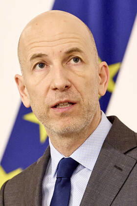 - Wien 16.02.2021 - Corona-Krise - Heute am Vormittag fand im Bundeskanzleramt eine Pressekonferenz der Regierung zur Coronavirus-Krise statt. Hauptthema waren u.a. neue finanziellen Hilfen für die Wirtschaft um die Folgen der Coronavirus Pandemie zu minimieren. PHOTO: Arbeitsminister Martin Kocher (ÖVP), Corona crisis - A government press conference on the coronavirus crisis took place in the Federal Chancellery this morning. The main topic was new financial aid for the economy to minimize the consequences of the coronavirus pandemic. Pressekonferenz Regierung zu neuen Corona Finanzhilfen