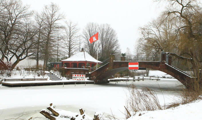 Blick auf die verschneite Liebesinsel im Hamburger Stadtpark. Winterhude Hamburg