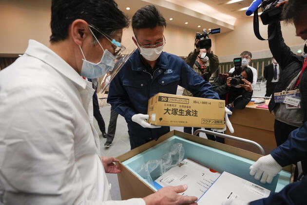 February 16, 2021, TOKYO, TOKYO, Japan: A Tokyo hospital staff checks temperature of Pfizer Inc s COVID-19 vaccine with delivery staff at the hospital in Tokyo, Japan, 16 February 2021. Japan will start the vaccinations with about 40,000 medical workers on 17 February 2021 after Japanese government approved the vaccine on 14 February 2021. TOKYO Japan - ZUMAz114 20210216_zih_z114_001 Copyright: xPOOLx
