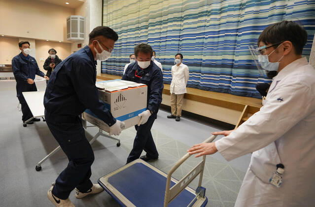 February 16, 2021, TOKYO, TOKYO, Japan: Delivery staff move a box of Pfizer Inc s COVID-19 vaccine on a carriage at the hospital in Tokyo, Japan, 16 February 2021. Japan will start the vaccinations with about 40,000 medical workers on 17 February 2021 after Japanese government approved the vaccine on 14 February 2021. TOKYO Japan - ZUMAz114 20210216_zih_z114_009 Copyright: xPOOLx