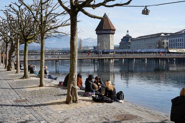 Foto Manuel Geisser 16.02.2021 Fruehlingserwachen. Luzerner geniessen die Sonne.