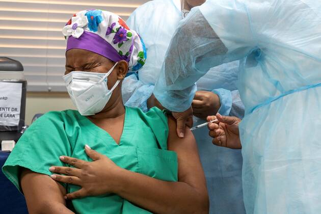 Health Workers administrate the first vaccine against Covid-19 during the start of vaccinations in the country, at the Ramon de Lara military hospital, in Santo Domingo, Dominican Republic, 16 February 2021. Vaccination began hours after the arrival of the first batch of 20,000 vaccines in Santo Domingo, licensed by the AstraZeneca laboratory and purchased emergency from India. Dominicana begins vaccination by the Deputy Director of a military hospital !ACHTUNG: NUR REDAKTIONELLE NUTZUNG!  Copyright: xFrancescoxSpotornox AME6049 20210216-637490891111014060