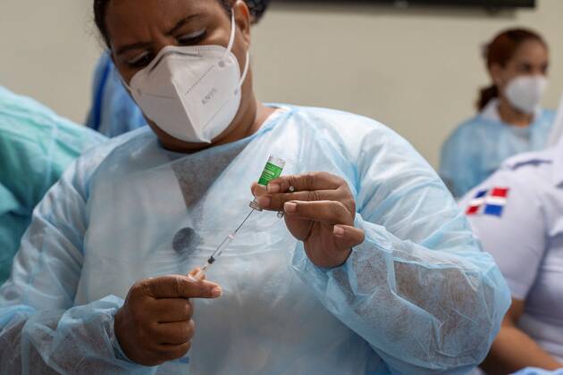 Health Workers administrate the first vaccine against Covid-19 during the start of vaccinations in the country, at the Ramon de Lara military hospital, in Santo Domingo, Dominican Republic, 16 February 2021. Vaccination began hours after the arrival of the first batch of 20,000 vaccines in Santo Domingo, licensed by the AstraZeneca laboratory and purchased emergency from India. Dominicana begins vaccination by the Deputy Director of a military hospital !ACHTUNG: NUR REDAKTIONELLE NUTZUNG!  Copyright: xFrancescoxSpotornox AME6047 20210216-637490891116951646