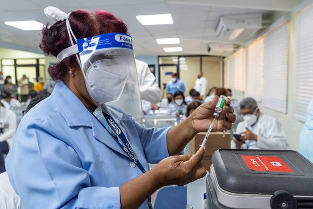 Health Workers administrate the first vaccine against Covid-19 during the start of vaccinations in the country, at the Ramon de Lara military hospital, in Santo Domingo, Dominican Republic, 16 February 2021. Vaccination began hours after the arrival of the first batch of 20,000 vaccines in Santo Domingo, licensed by the AstraZeneca laboratory and purchased emergency from India. Dominicana begins vaccination by the Deputy Director of a military hospital !ACHTUNG: NUR REDAKTIONELLE NUTZUNG!  Copyright: xFrancescoxSpotornox AME6042 20210216-637490891122576645