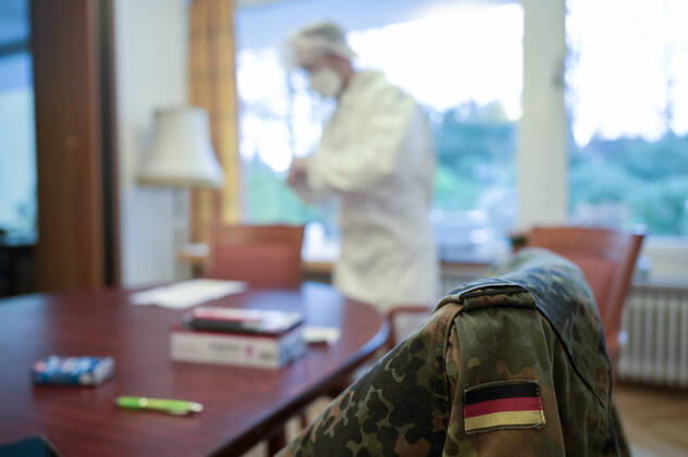 GERMANY, corona virus, fast testing GERMANY, Hamburg, fast testing for emplyees and visitors in nursing home for old people by soldiers of german army