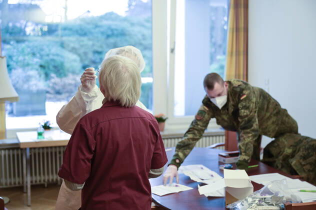 GERMANY, corona virus, fast testing GERMANY, Hamburg, fast testing for emplyees and visitors in nursing home for old people by soldiers of german army