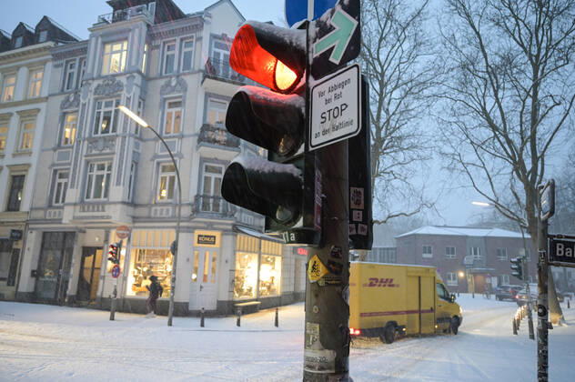 Germany, winter GERMANY, Hamburg, winter, snow, DHL delivery service