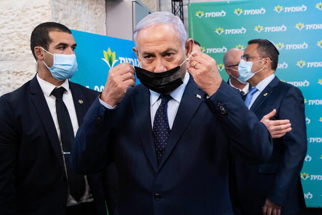 Coronavirus in Israel, Benjamin Netanyahu während Pressetermins zur 4-Milionsten Impfung Israeli Prime Minister Netanyahu visits the Leumit Health Care Services vaccination facility in Jerusalem and met the 4,000,000th person who had been vaccinated in Israel on Tuesday, February 16, 2021. Pool photo by Alex Kolomoisky  JERX20210216203 ALEXxKOLOMOISKY