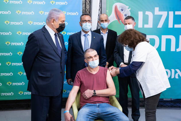 Coronavirus in Israel, Benjamin Netanyahu während Pressetermins zur 4-Milionsten Impfung Israeli Prime Minister Netanyahu watches Israel s 4,000,000th covid vaccination be injected at the Leumit Health Care Services vaccination facility in Jerusalem in Israel on Tuesday, February 16, 2021. Pool photo by Alex Kolomoisky  JERX20210216204 ALEXxKOLOMOISKY