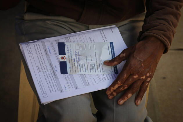 Coronavirus, Eindrücke aus Indien NEW DELHI, INDIA - FEBRUARY 16: A sanitation worker holding documents before getting a shot of the Covid-19 vaccine at Hindu Rao Hospital, on February 16, 2021 in New Delhi, India. (Photo by Sanchit Khanna Hindustan Times) Covid-19 Vaccination Drive