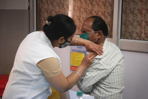 Coronavirus, Eindrücke aus Indien NEW DELHI, INDIA - FEBRUARY 16: A sanitation worker receiving their first dose of the Covaxin Covid-19 vaccine at Hindu Rao Hospital, on February 16, 2021 in New Delhi, India. (Photo by Sanchit Khanna Hindustan Times) Covid-19 Vaccination Drive
