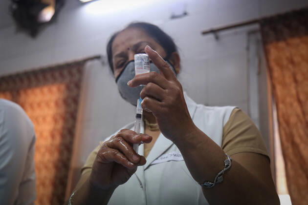 Coronavirus, Eindrücke aus Indien NEW DELHI, INDIA - FEBRUARY 16: A medic prepares a dose of the Covaxin COVID-19 vaccine during a vaccination drive at Hindu Rao Hospital, on February 16, 2021 in New Delhi, India. (Photo by Sanchit Khanna Hindustan Times) Covid-19 Vaccination Drive