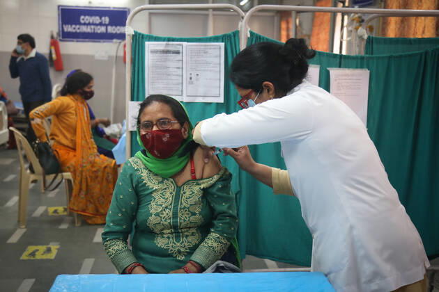 Coronavirus, Eindrücke aus Indien NEW DELHI, INDIA - FEBRUARY 16: A sanitation worker receiving their first dose of the Covaxin Covid-19 vaccine at Hindu Rao Hospital, on February 16, 2021 in New Delhi, India. (Photo by Sanchit Khanna Hindustan Times) Covid-19 Vaccination Drive