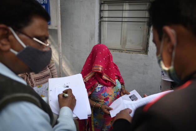 Coronavirus, Eindrücke aus Indien NEW DELHI, INDIA - FEBRUARY 16: District administration personnel helping MCD sanitation workers register for Covid-19 vaccine doses at Hindu Rao Hospital, on February 16, 2021 in New Delhi, India. (Photo by Sanchit Khanna Hindustan Times) Covid-19 Vaccination Drive