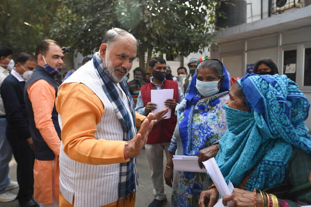 Coronavirus, Eindrücke aus Indien NEW DELHI, INDIA - FEBRUARY 16: NDMC Mayor Jai Prakash speaks to MCD sanitation workers waiting for Covid-19 vaccines during a vaccination drive at Hindu Rao Hospital, on February 16, 2021 in New Delhi, India. (Photo by Sanchit Khanna Hindustan Times) Covid-19 Vaccination Drive