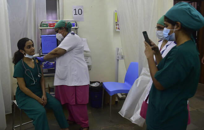 Coronavirus, Eindrücke aus Indien MUMBAI, INDIA - FEBRUARY 16: A beneficiary gets vaccinated against Covid-19 at B.Y.L. Nair Charitable Hospital in Mumbai Central, on February 16, 2021 in Mumbai, India. (Photo by Anshuman Poyrekar Hindustan Times) Covid-19 Vaccination Drive