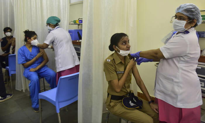 Coronavirus, Eindrücke aus Indien MUMBAI, INDIA - FEBRUARY 16: A beneficiary gets vaccinated against Covid-19 at B.Y.L. Nair Charitable Hospital in Mumbai Central, on February 16, 2021 in Mumbai, India. (Photo by Anshuman Poyrekar Hindustan Times) Covid-19 Vaccination Drive