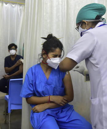 Coronavirus, Eindrücke aus Indien MUMBAI, INDIA - FEBRUARY 16: A beneficiary gets vaccinated against Covid-19 at B.Y.L. Nair Charitable Hospital in Mumbai Central, on February 16, 2021 in Mumbai, India. (Photo by Anshuman Poyrekar Hindustan Times) Covid-19 Vaccination Drive