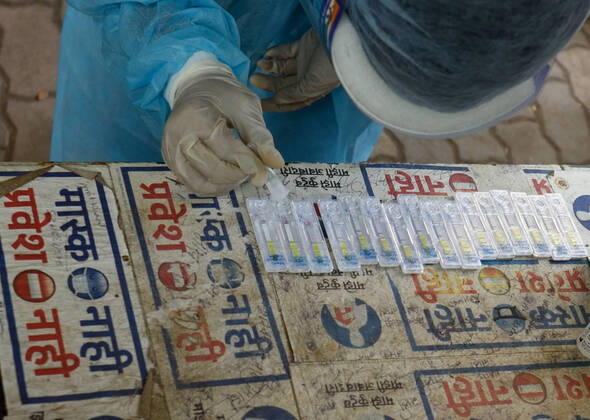 Coronavirus, Eindrücke aus Indien MUMBAI, INDIA - FEBRUARY 16: A BMC health care worker testing swab samples collected from construction workers at Sahakar Nagar for coronavirus infection after an increase in cases, in Tilak Nagar, on February 16, 2021 in Mumbai, India. (Photo by Satish Bate Hindustan Times) Medical Team Conducts COVID-19 Coronavirus Test