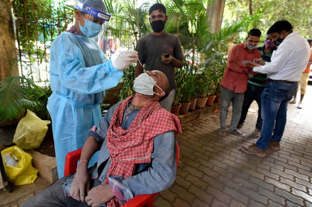 Coronavirus, Eindrücke aus Indien MUMBAI, INDIA - FEBRUARY 16: A BMC health care worker testing construction workers at Sahakar Nagar for coronavirus infection after an increase in cases, in Tilak Nagar, on February 16, 2021 in Mumbai, India. (Photo by Satish Bate Hindustan Times) Medical Team Conducts COVID-19 Coronavirus Test