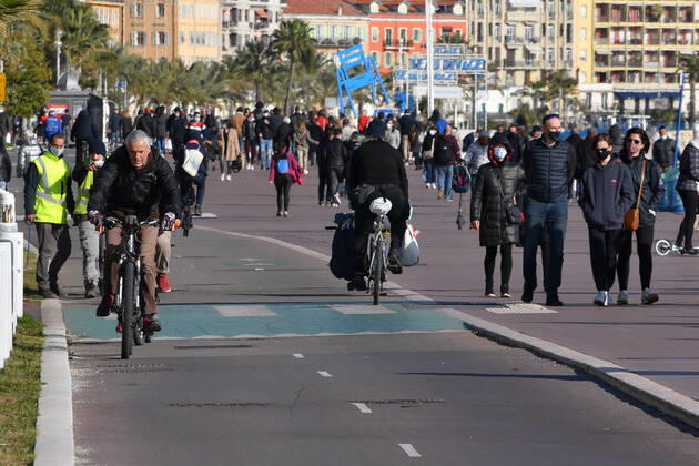 Ambiance sur la promenade des anglais. NEWS : Carnaval dans le coeur des Nicois - 16 02 2021 LionelUrman Panoramic 